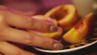 白帽妹子，摸奶舌吻近距离特写69舔菊，沙发上位骑乘猛操