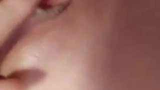 明星颜值顶级美妞女神下海，两个粉嫩打车灯，跳蛋震动一线天粉穴，震得浪叫呻吟，圆润肥臀堪称极品